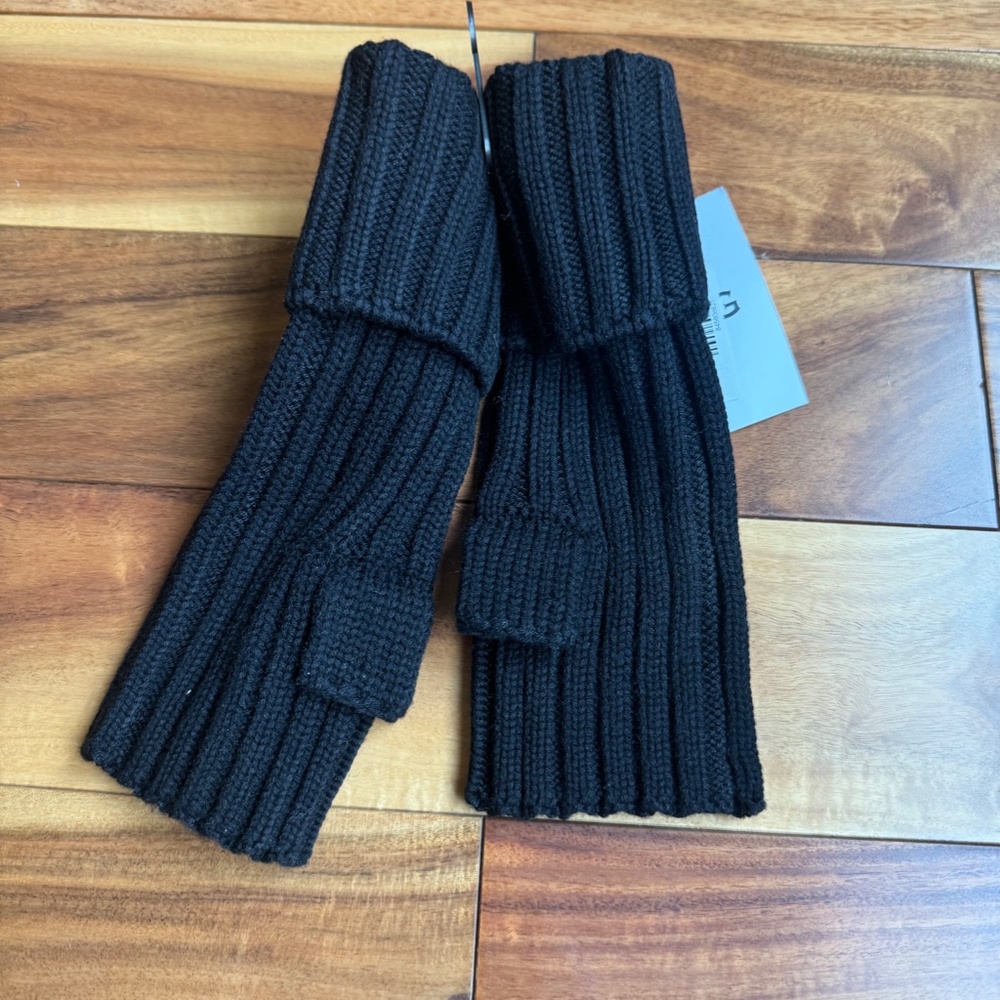UGG Women's Soft Black Knit Fingerless Boucle Armwarmer Gloves NWT - Picture 5 of 6